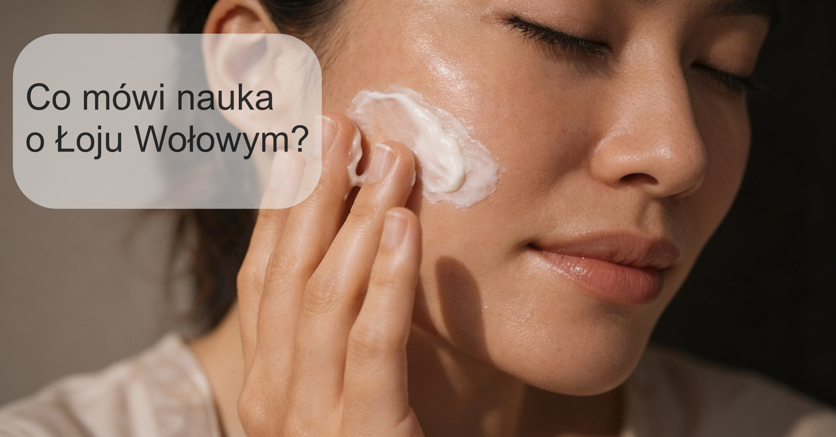 kobieta rozsmarowująca krem na twarzy