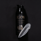 smuga kremu RAW. na tle opakowania airless 50ml