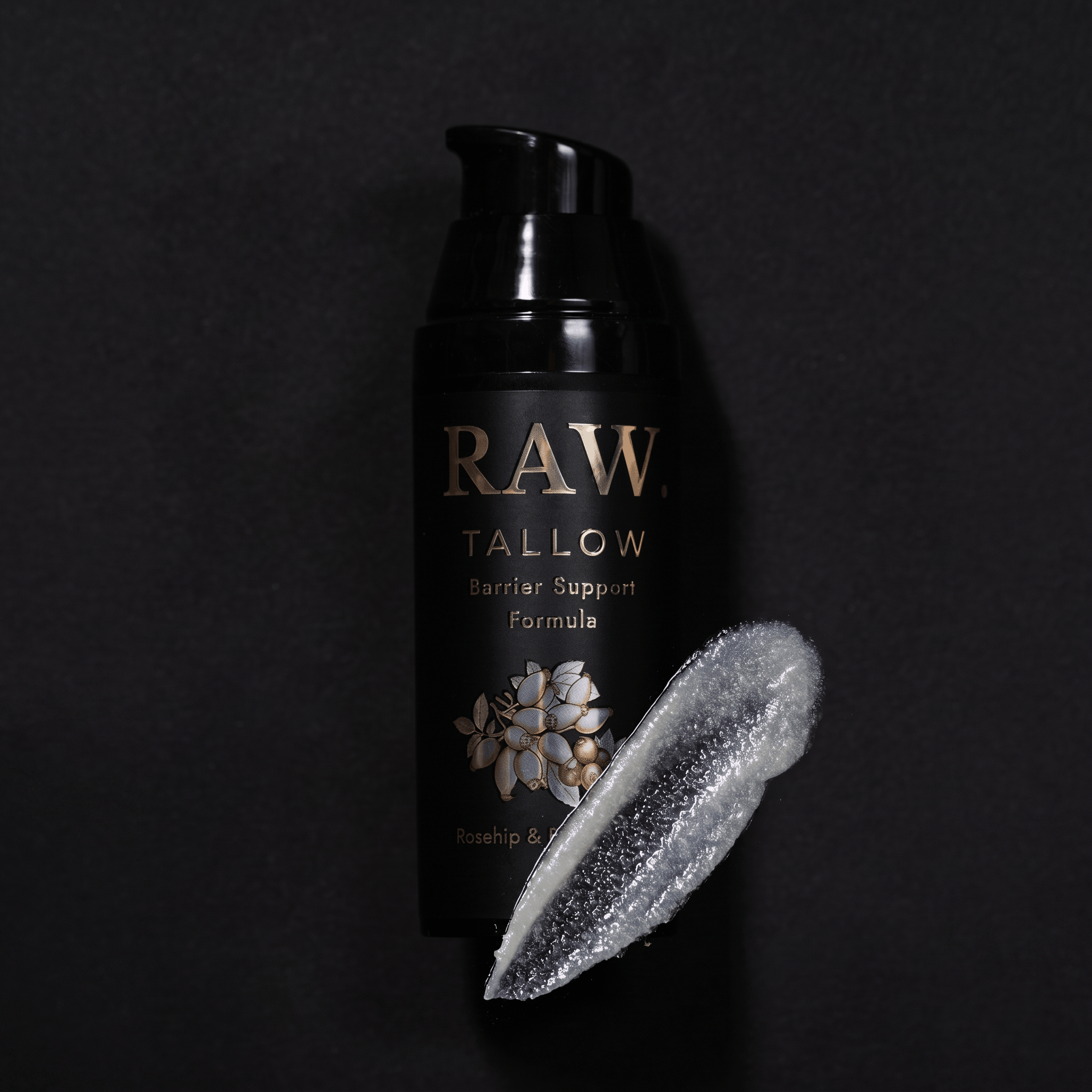 smuga kremu RAW. na tle opakowania airless 50ml