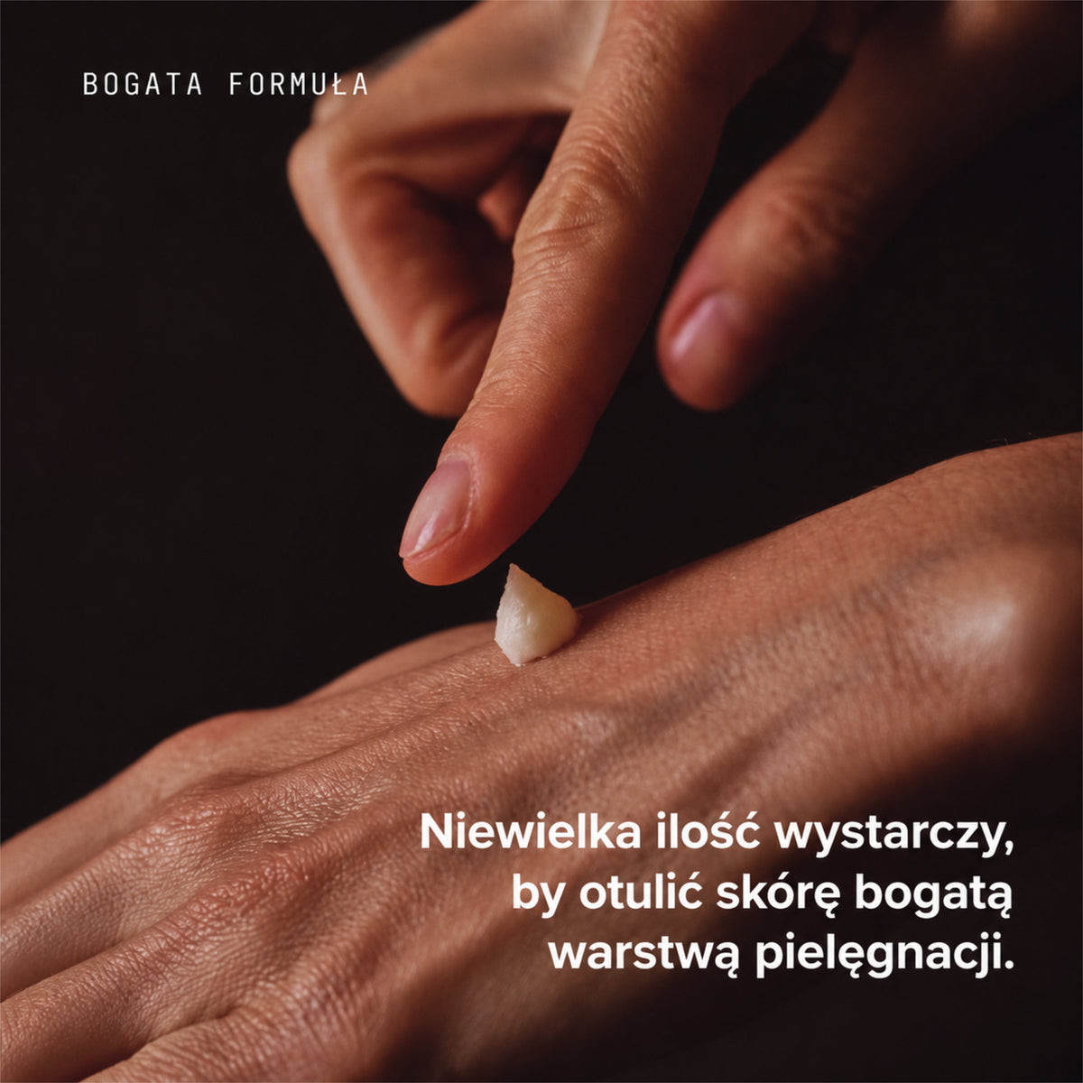 Nakładanie niewielkiej ilości kremu RAW. Barrier Support na dłoń