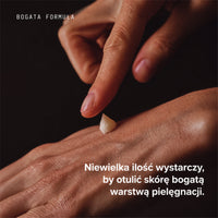 Nakładanie niewielkiej ilości kremu RAW. Barrier Support na dłoń