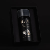 Czarne opakowanie kremu RAW. Barrier Support 100 ml na ciemnym tle